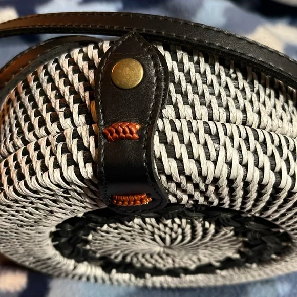 BLACK/WHITE ROUND RATTAN ROUND CROSSBODY BAG - Picture 4 of 7